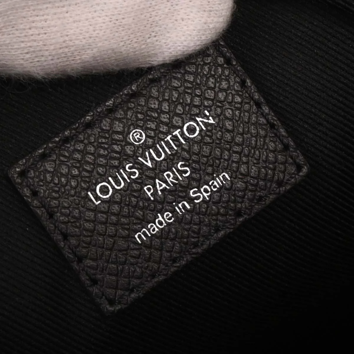 Louis Vuitton Black Taiga Anton Pochette Shoulder Bag M34416 - Image 9
