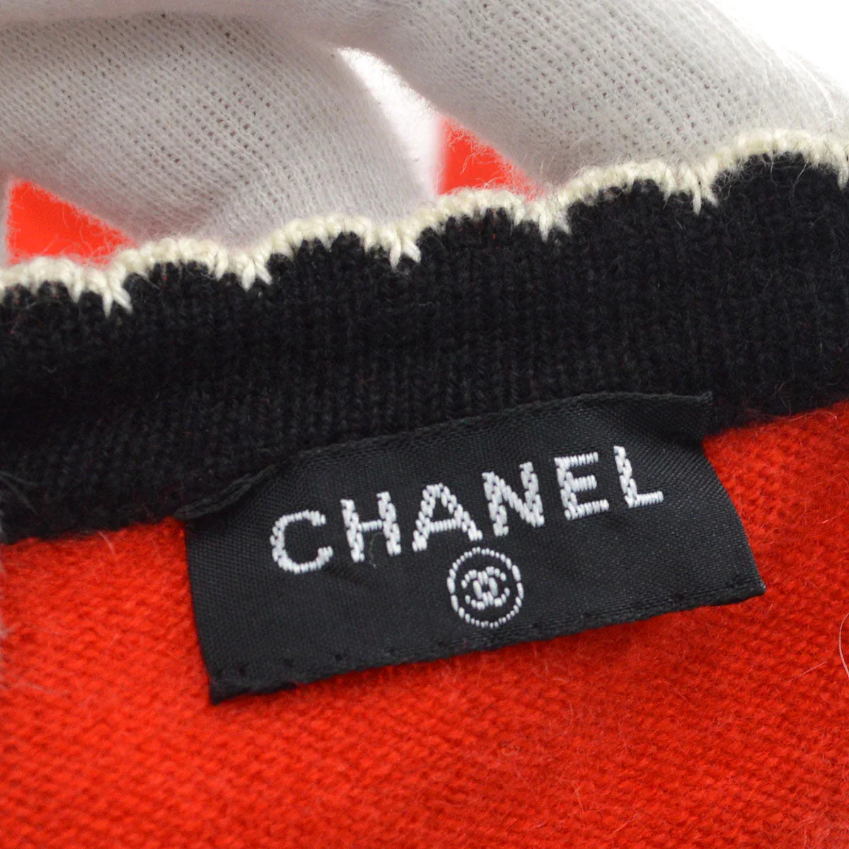 Chanel trimmed neck cashmere T-shirt - Image 10