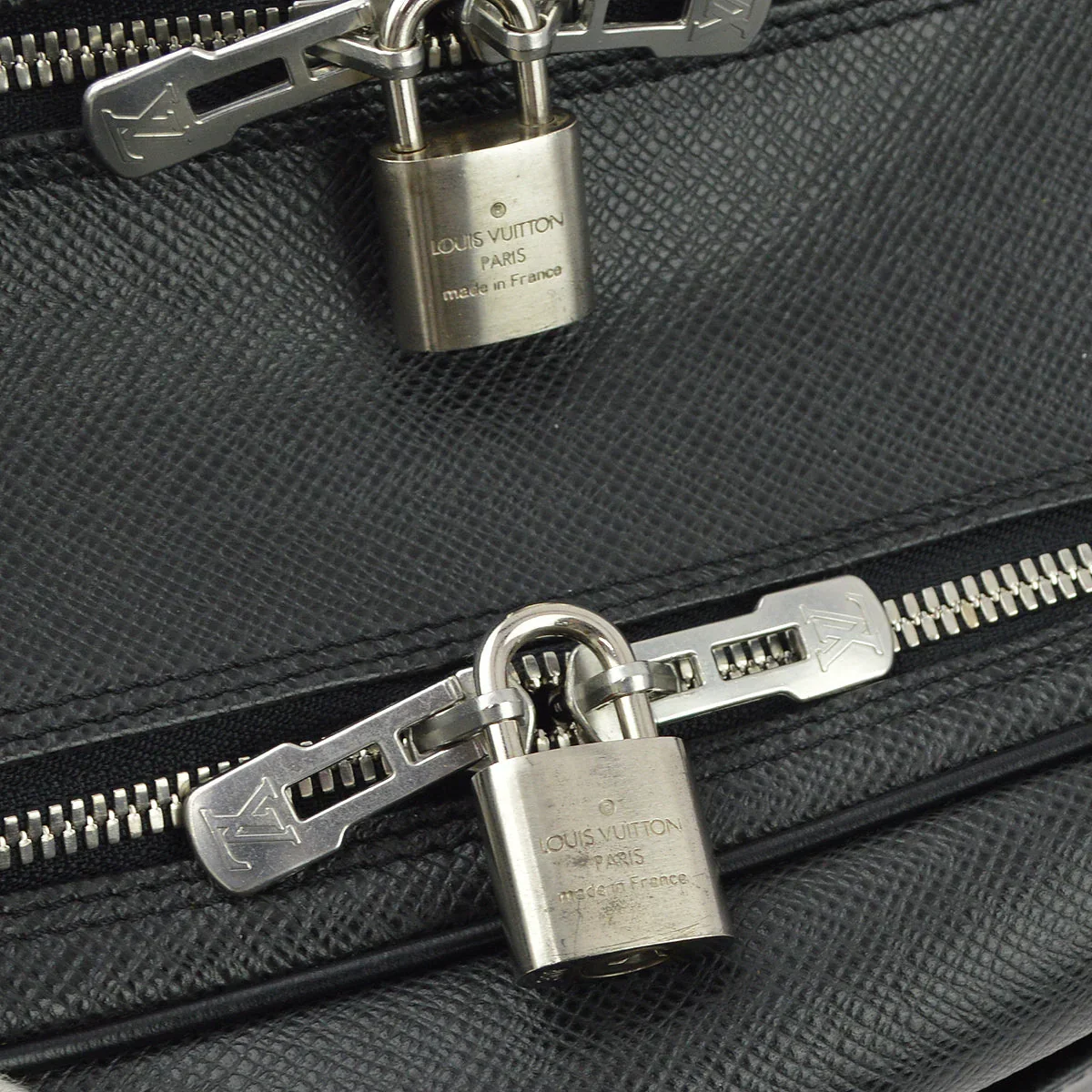 Louis Vuitton 2002 Black Taiga Reporter PM Shoulder Bag M30152 - Image 10