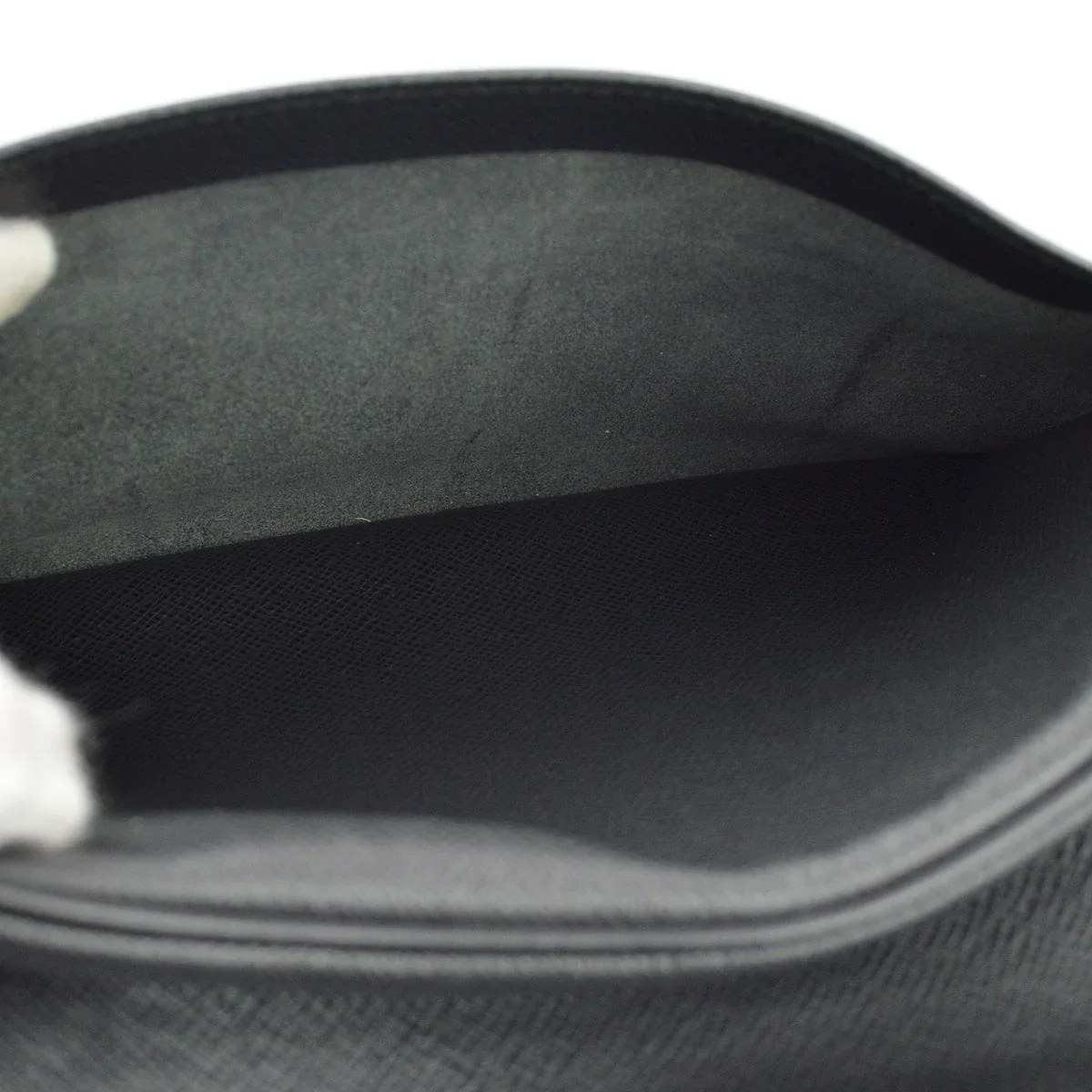 Louis Vuitton 2002 Black Taiga Reporter PM Shoulder Bag M30152 - Image 4